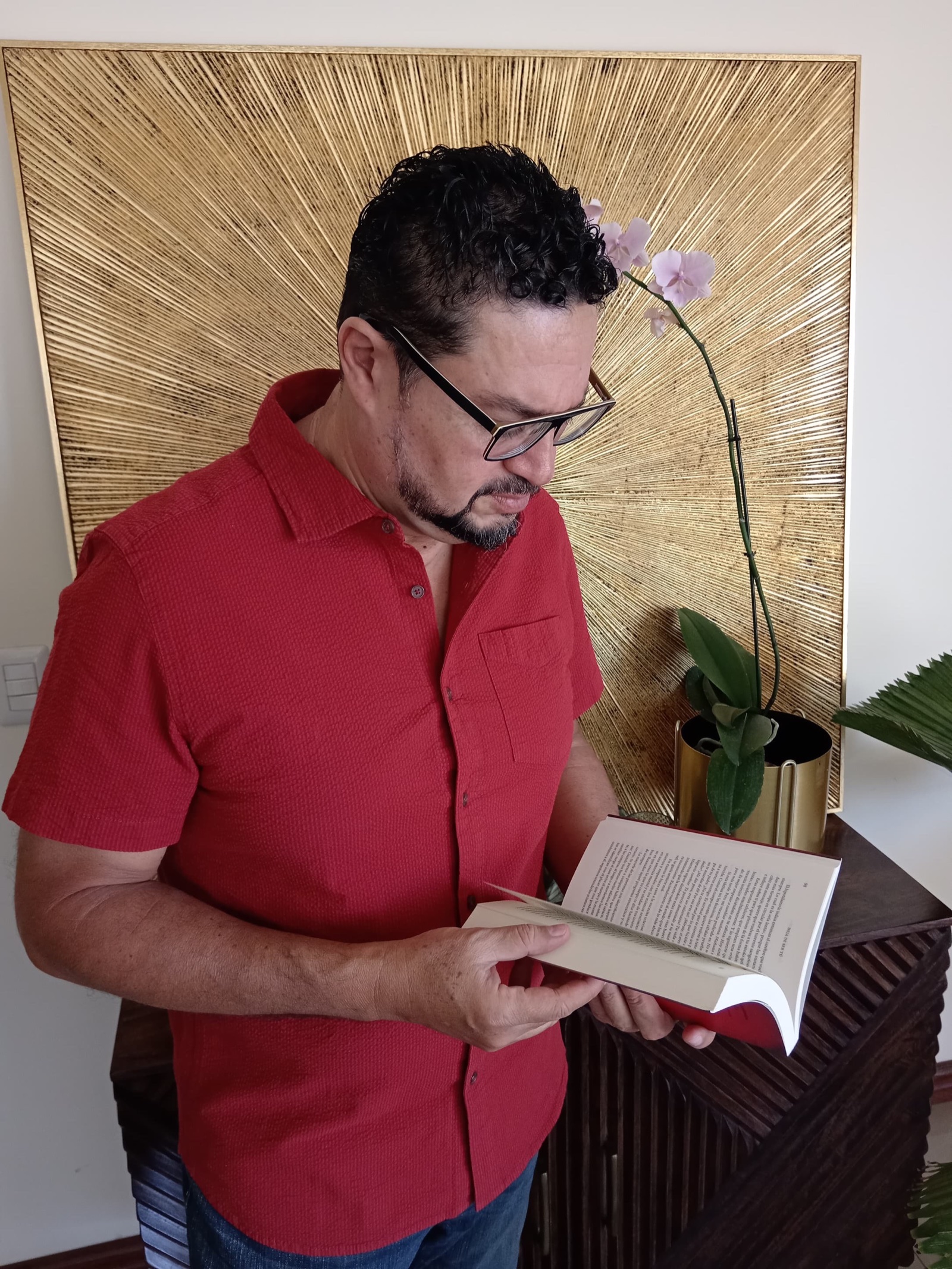 Javier Orias leyendo un libro, expresión concentrada